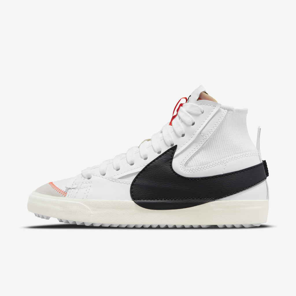 Nike Blazer Mid '77 Jumbo sont caractérisées par un grand logo Swoosh noir sur le côté et une languette orange vif.