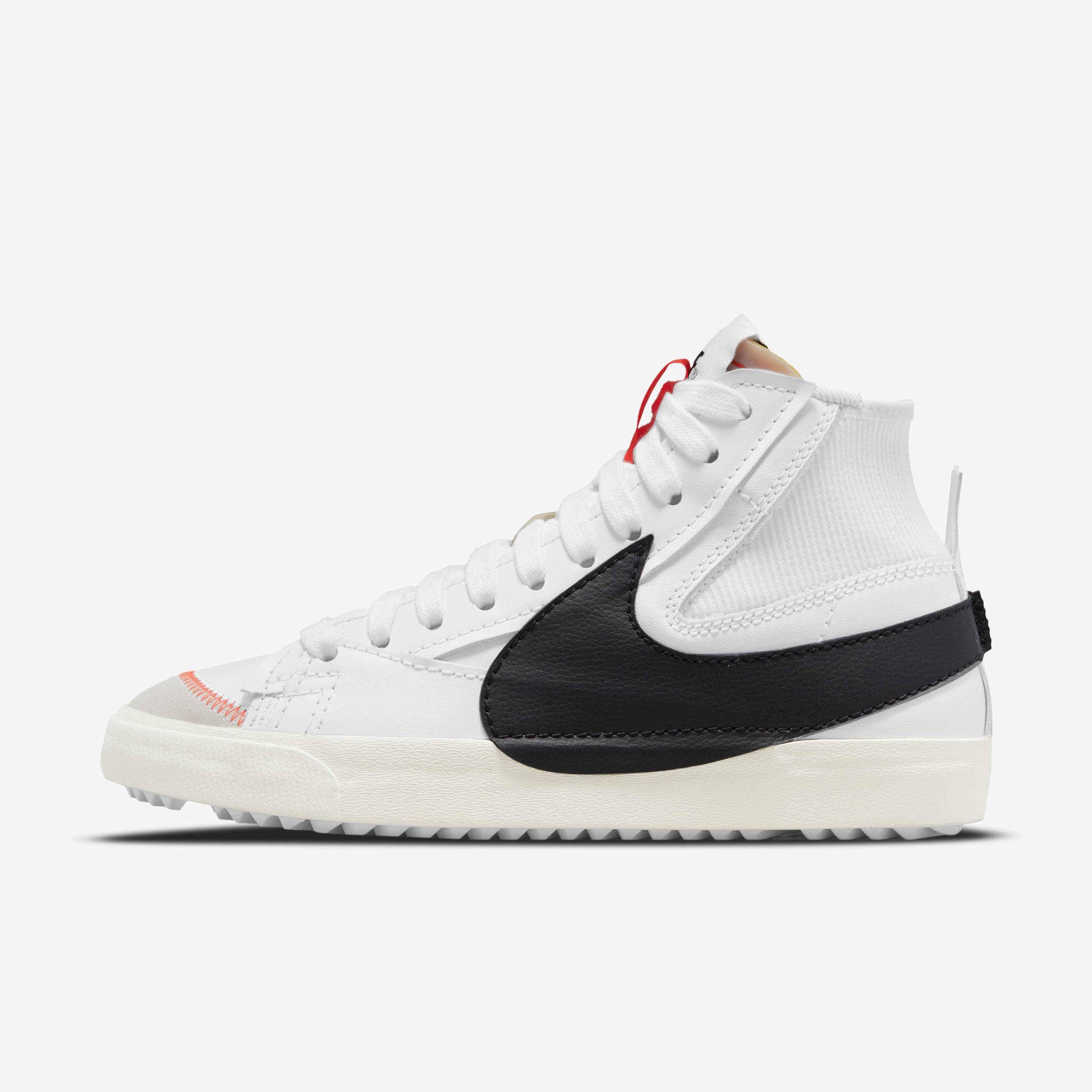 Nike Blazer Mid '77 Jumbo sont caractérisées par un grand logo Swoosh noir sur le côté et une languette orange vif.
