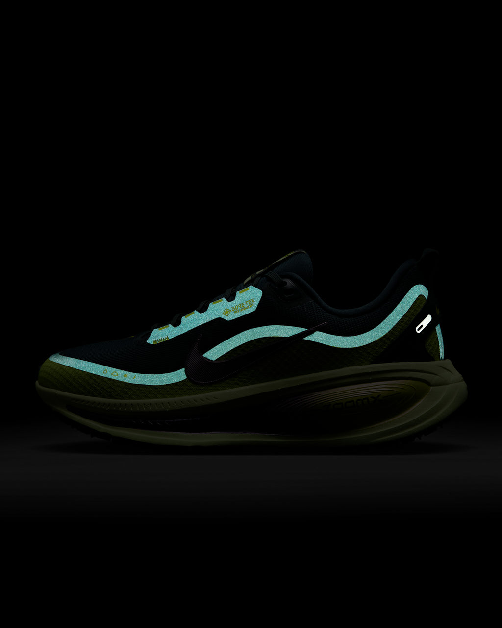 running Nike Vomero 18 GORE-TEX. Conçue avec une membrane en GORE-TEX pour garder les pieds au sec sous la pluie.