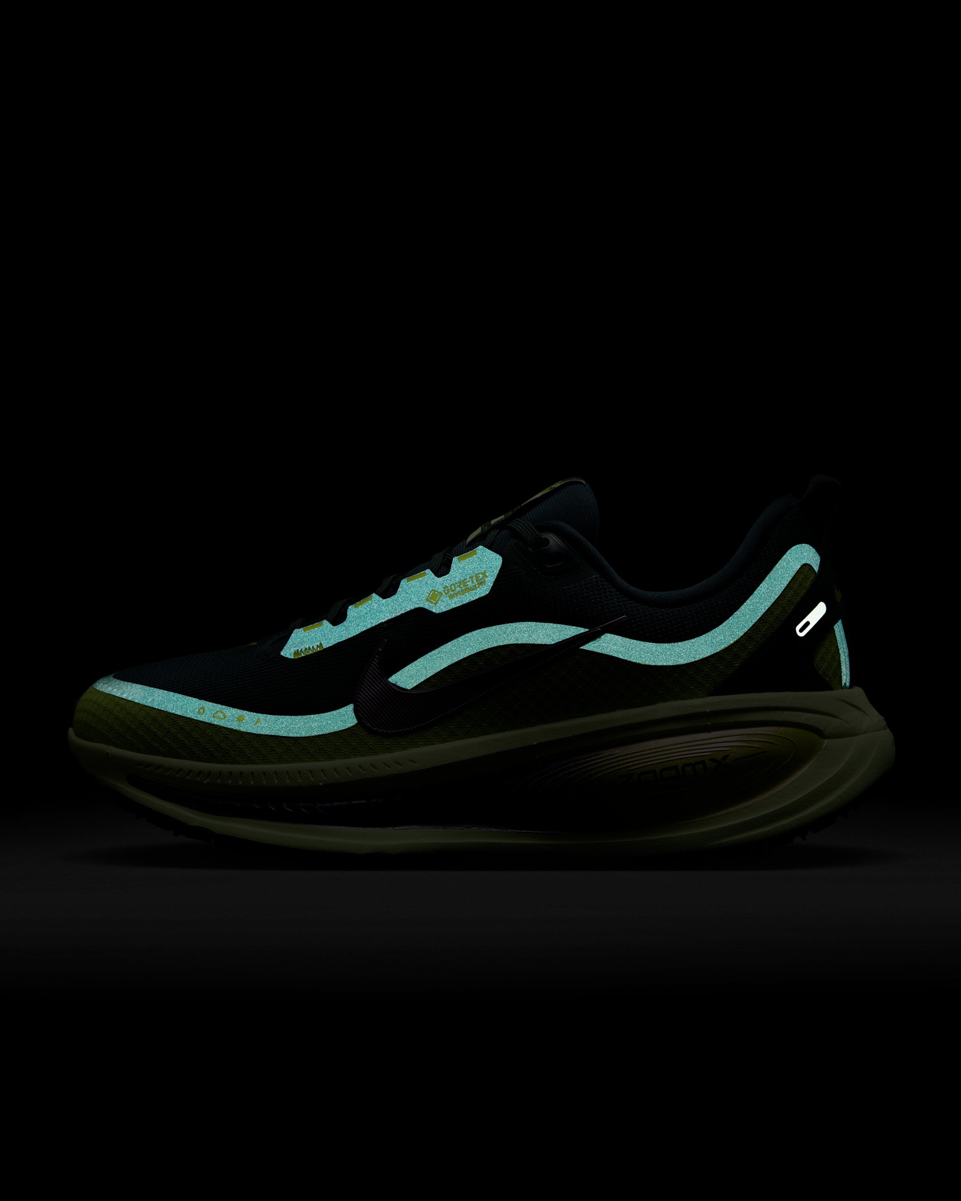 running Nike Vomero 18 GORE-TEX. Conçue avec une membrane en GORE-TEX pour garder les pieds au sec sous la pluie.