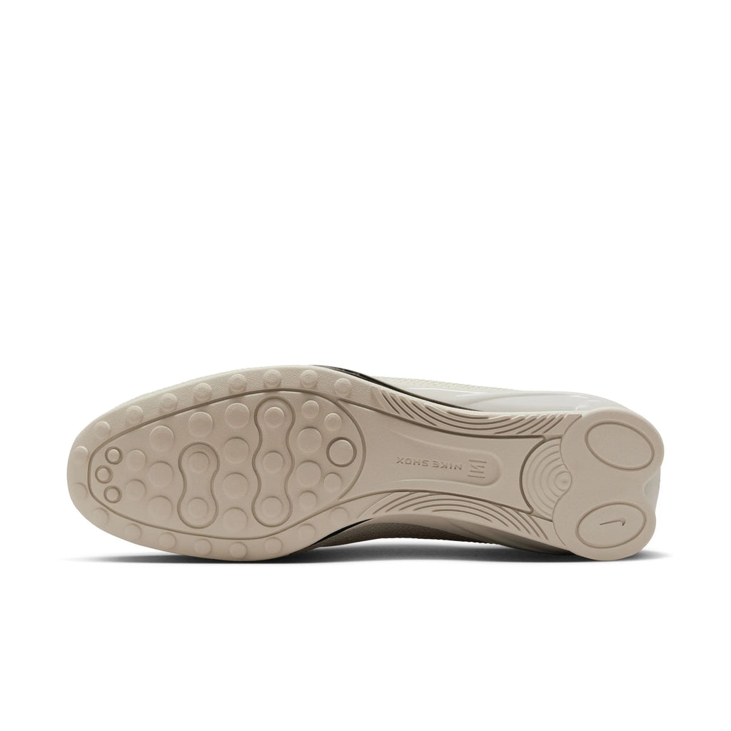 Nike Shox Z, ici présentée dans son coloris "Light Bone" / Beige