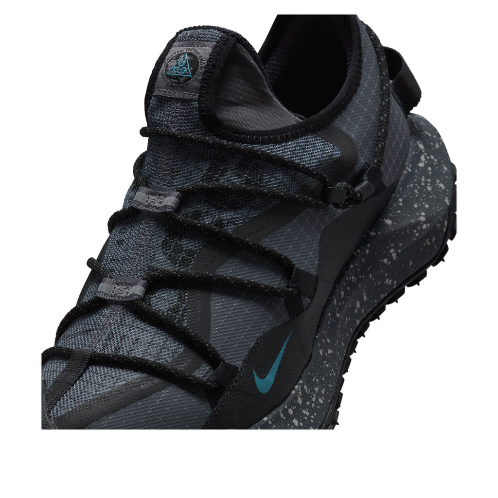 Nike ACG Mountain Fly Low GORE-TEX SE dans le coloris Dark Grey / Black / Teal
