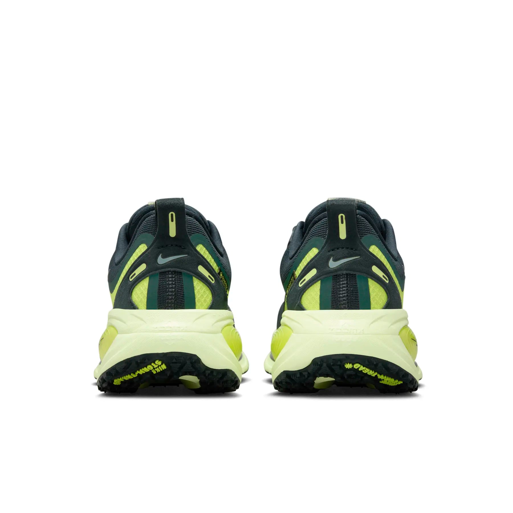 running Nike Vomero 18 GORE-TEX. Conçue avec une membrane en GORE-TEX pour garder les pieds au sec sous la pluie.