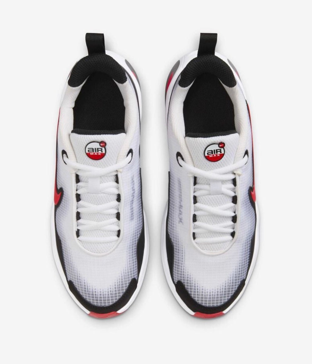 Nike Air Max Nova caractérisées par leur amorti Max Air ovale distinctif sur la semelle épaisse.