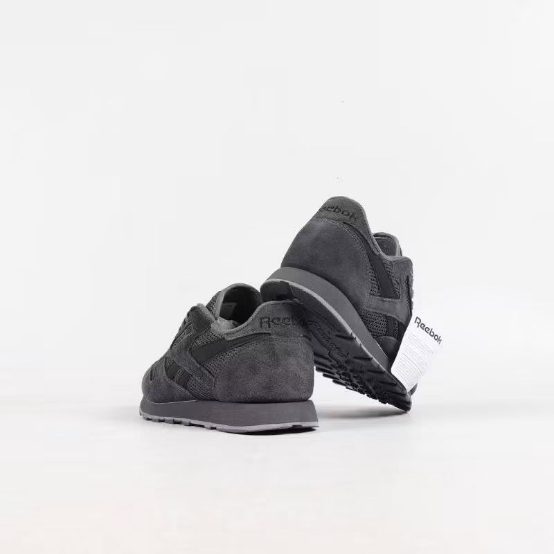 Reebok Classic affichent une teinte grise élégante, parfaite pour un style décontracté et intemporel.