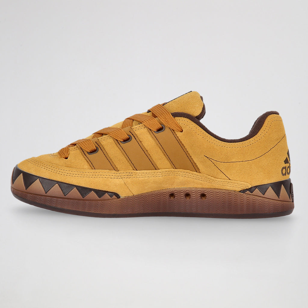 adidas Adimatic dans son coloris jaune moutarde et marron fonce (Mesa / Brown