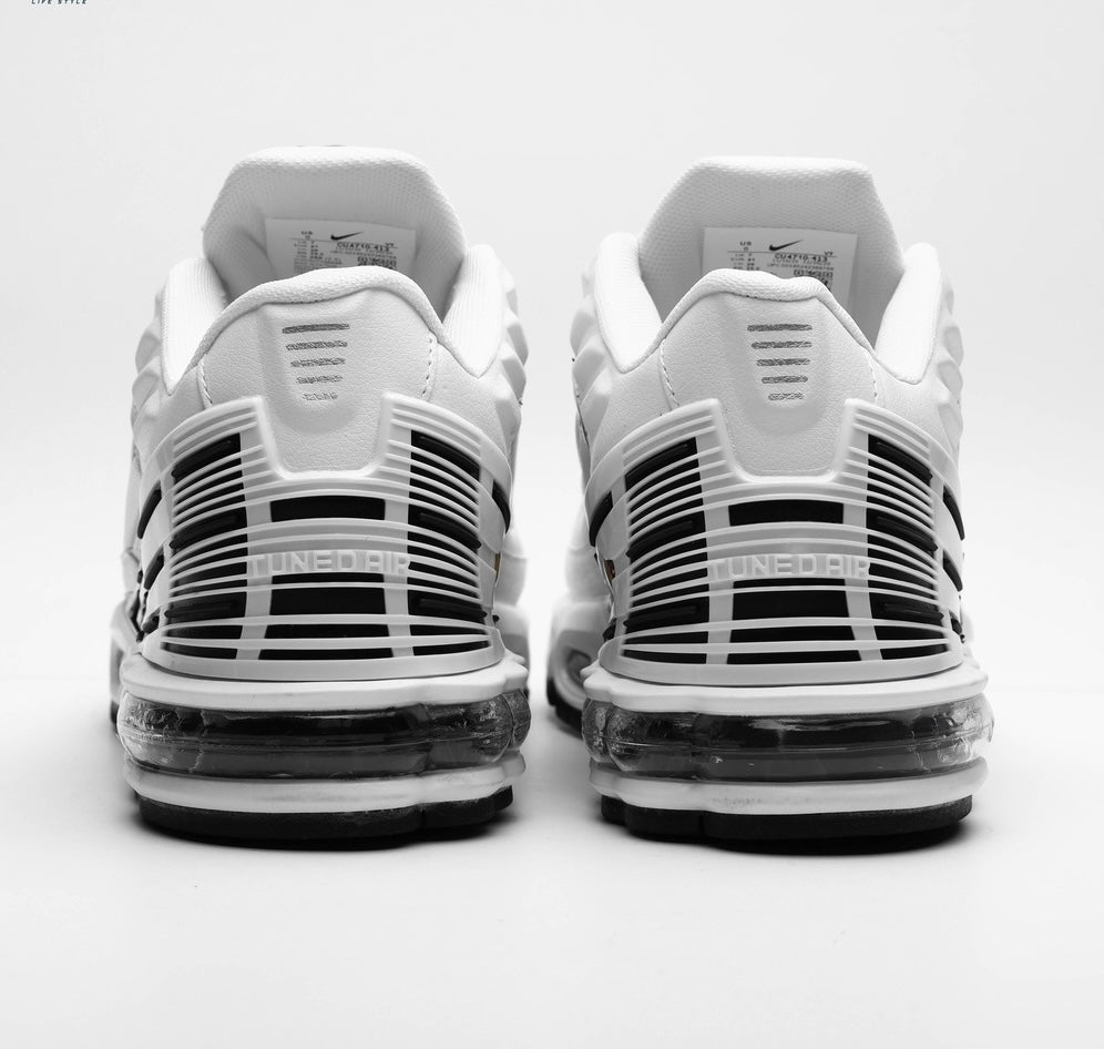 Nike Air Max Plus 3 (communément appelée TN 3) dans son coloris "White Black" (Blanc et Noir)
