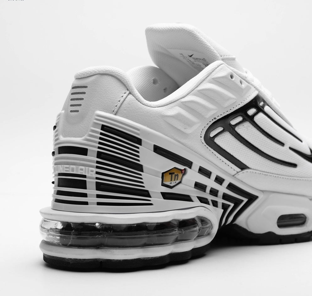 Nike Air Max Plus 3 (communément appelée TN 3) dans son coloris "White Black" (Blanc et Noir)