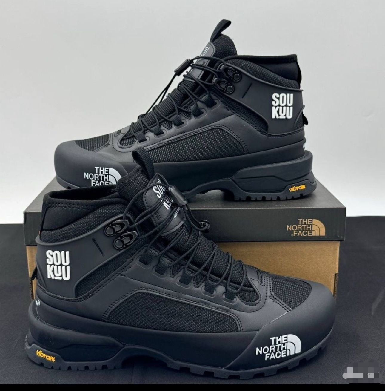 The North Face Glenclyffe Boot Undercover SOUKUU noires, reconnaissables à leur logo imposant sur le côté