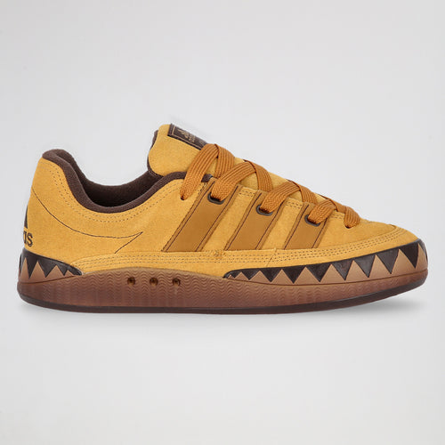 adidas Adimatic dans son coloris jaune moutarde et marron fonce (Mesa / Brown