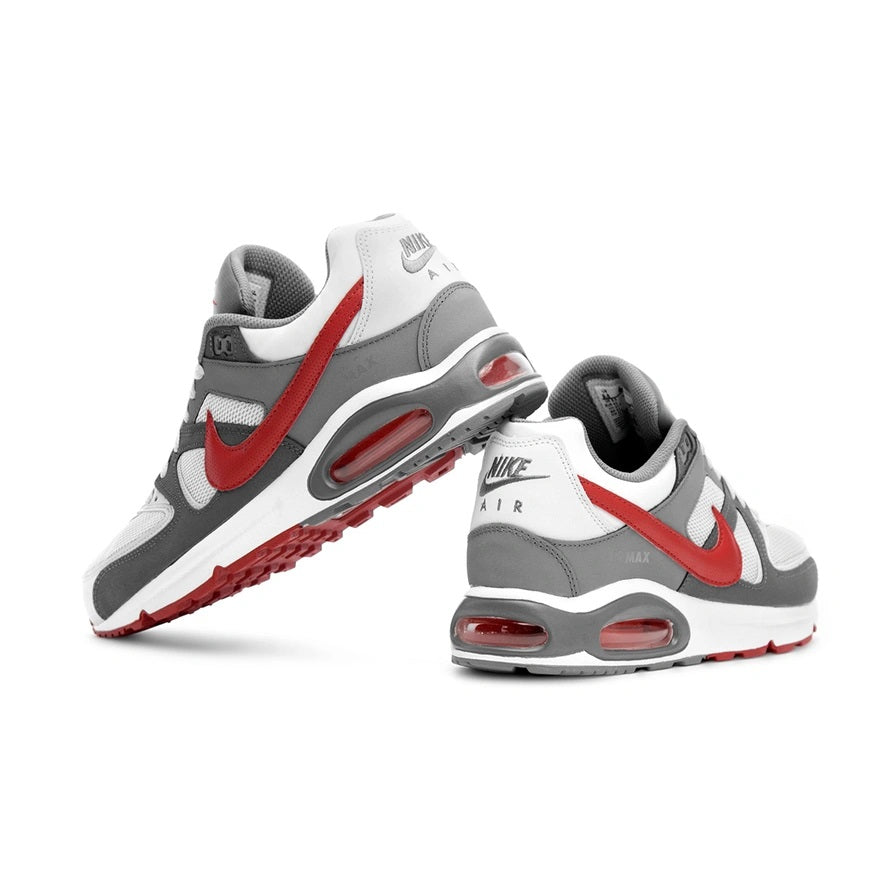 Nike Air Max Command, plus précisément dans son coloris classique combinant le gris platine, le rouge vif (Gym Red) et le blanc