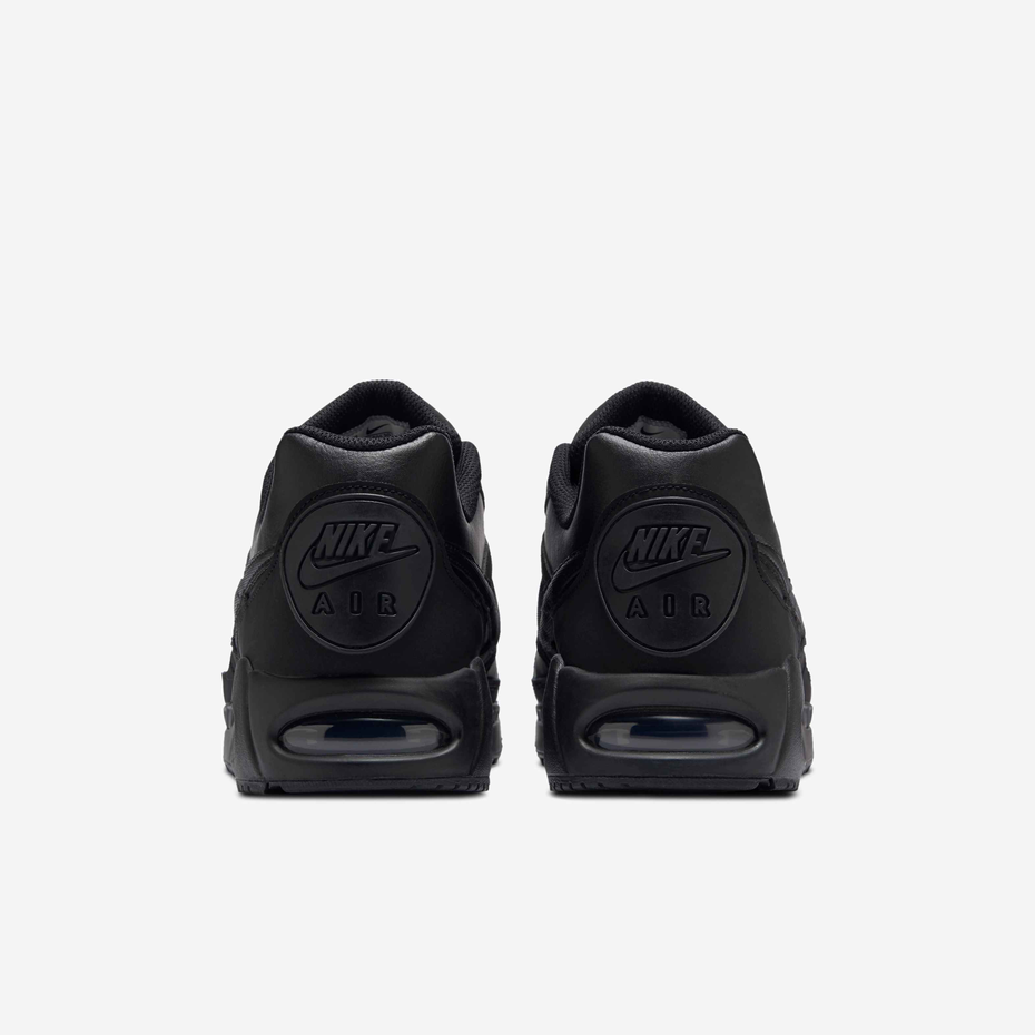 la Nike Air Max IVO Leather (ou LTR) dans son coloris intégral Triple Black