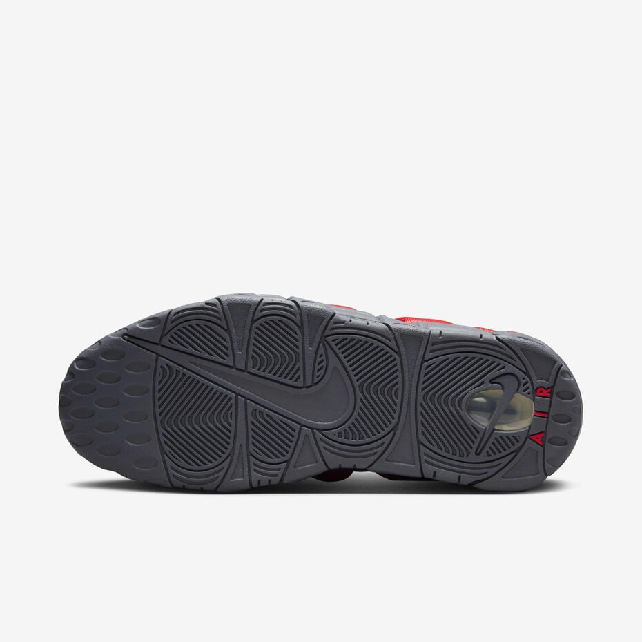 Nike Air More Uptempo Low, dans le coloris officiel Dark Grey / Light Crimson / Metallic Silver