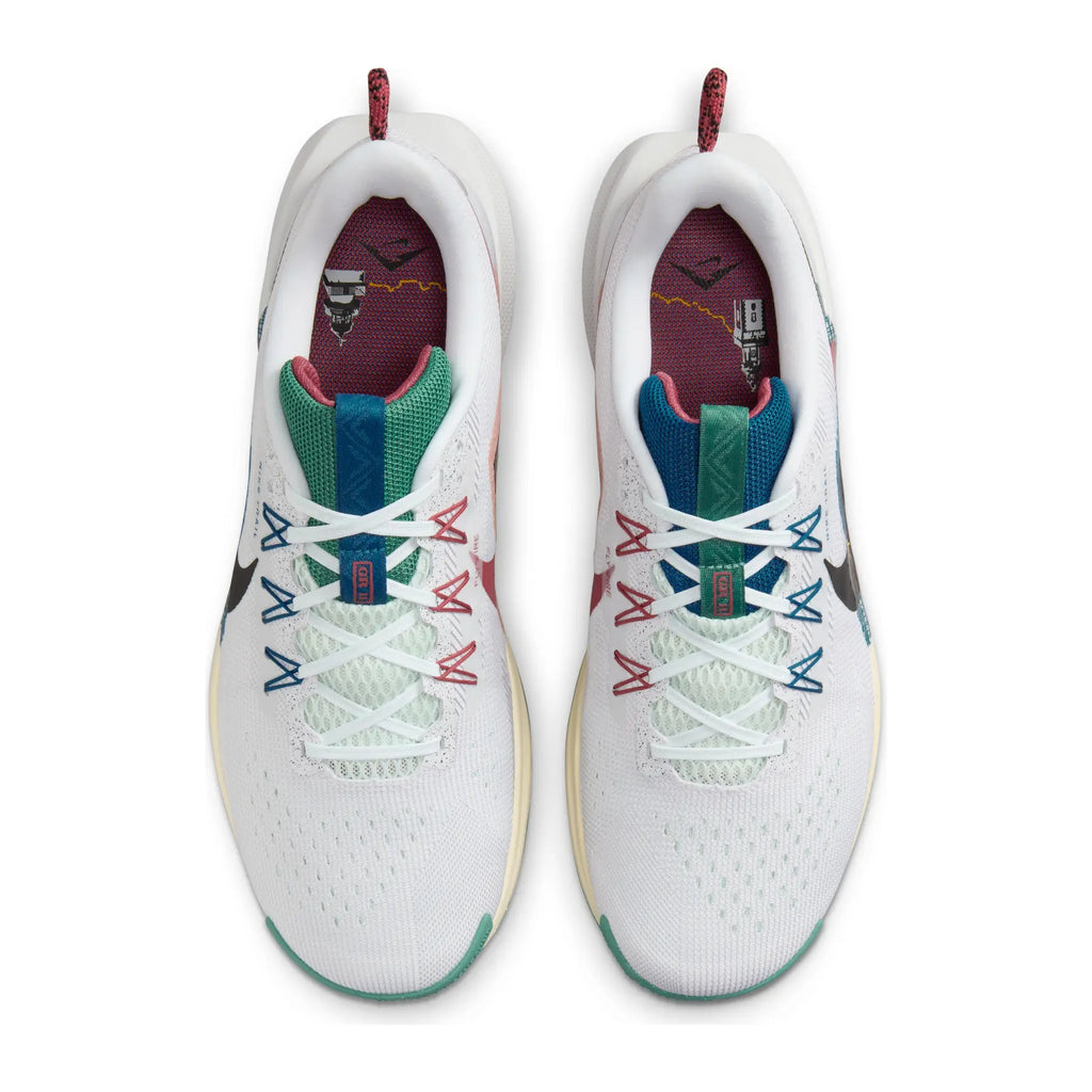 Nike Pegasus Trail 5 blanches avec des détails bleus et Cedar