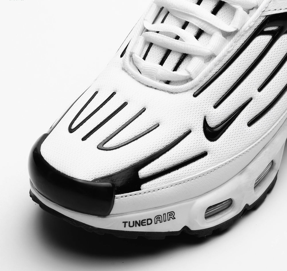 Nike Air Max Plus 3 (communément appelée TN 3) dans son coloris "White Black" (Blanc et Noir)