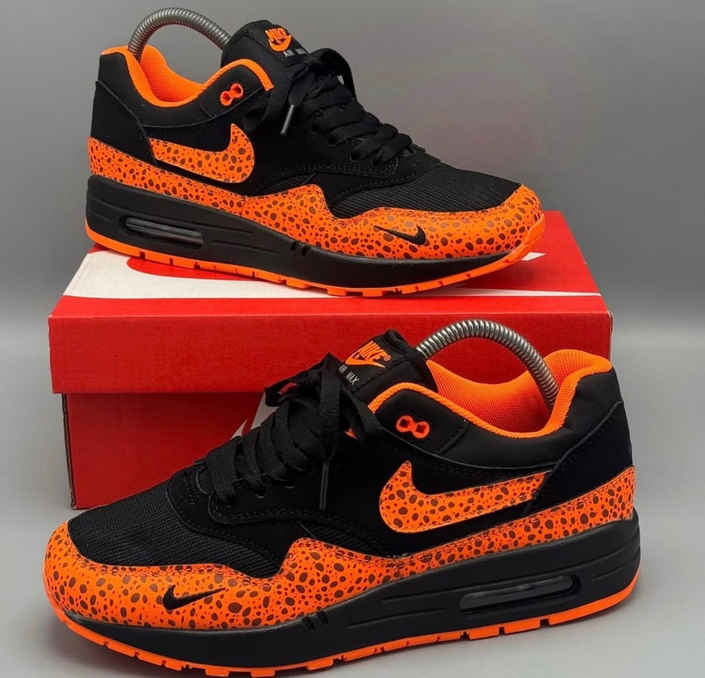 Nike Air Max 1 "Safari Orange and Black Grouper" (parfois répertoriée sous le code couleur noir et orange avec imprimé safari ou léopard)