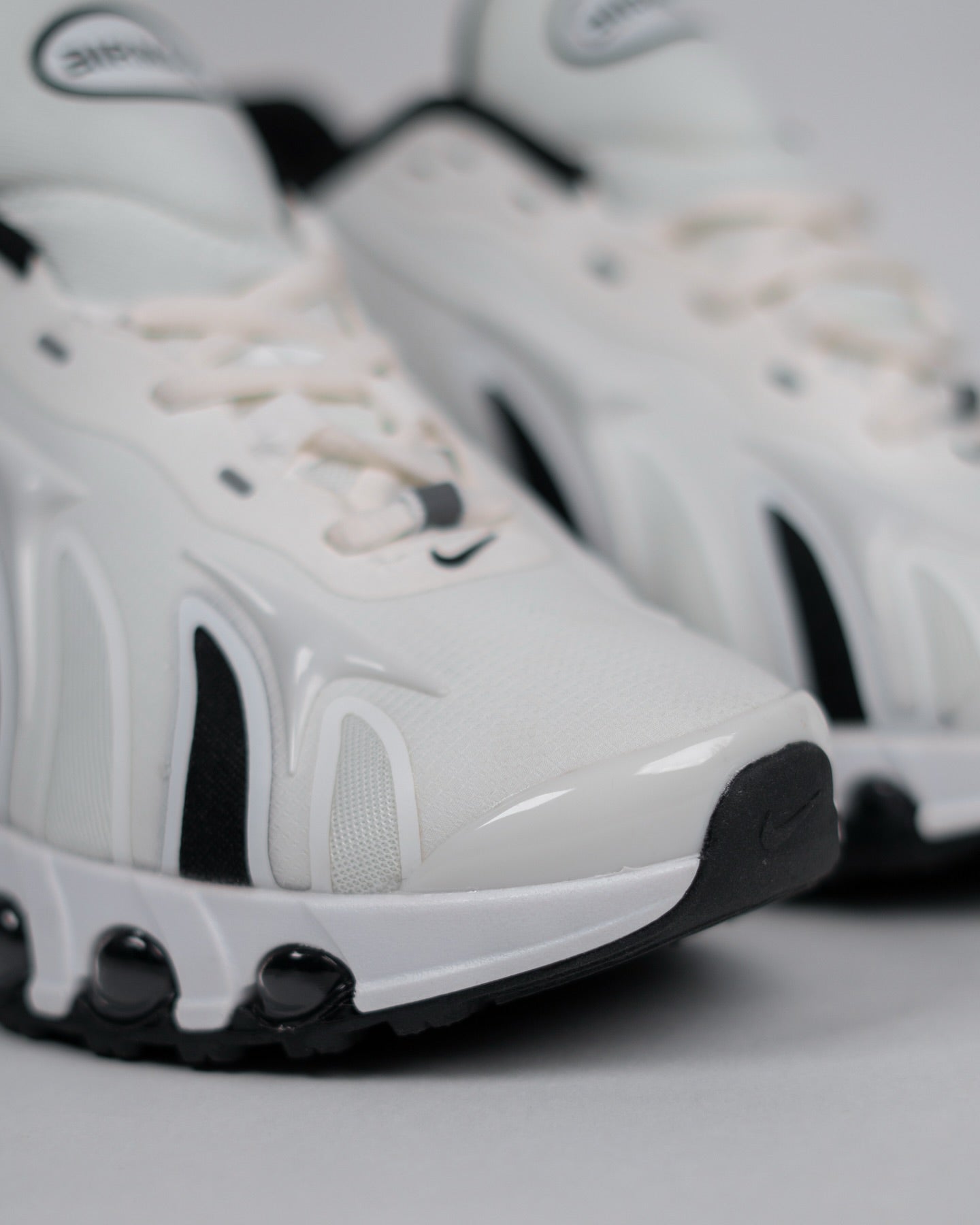 Nike Air Max Dn8, affichant un coloris épuré blanc et noir