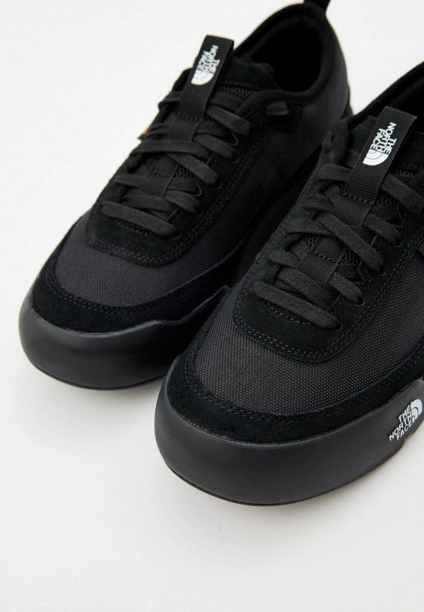 The North Face, proposé ici dans son coloris classique TNF Black /Conçue avec un tissu haut de gamme Cordura ultra-résistant aux abrasions et aux déchirures