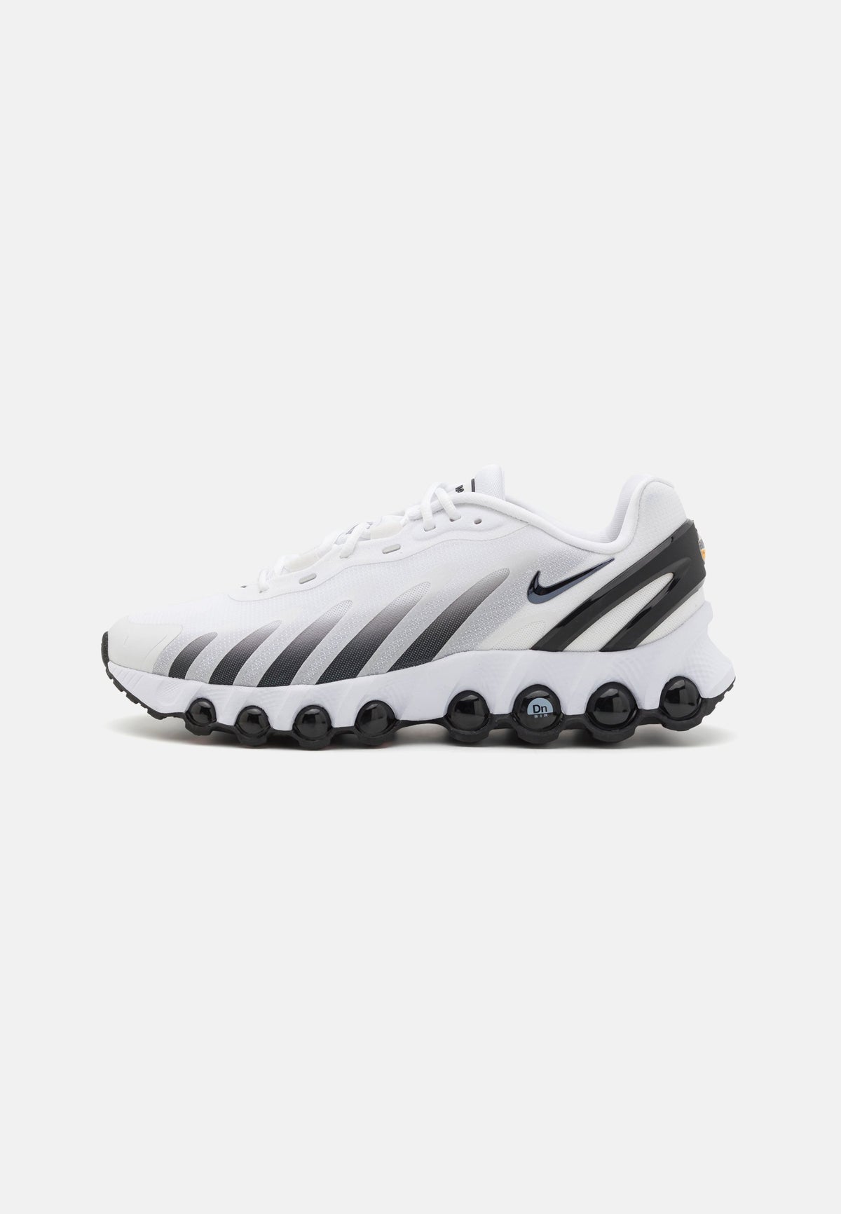 Nike Air Max Dn8 dans son coloris classique "Panda" (Blanc / Noir)