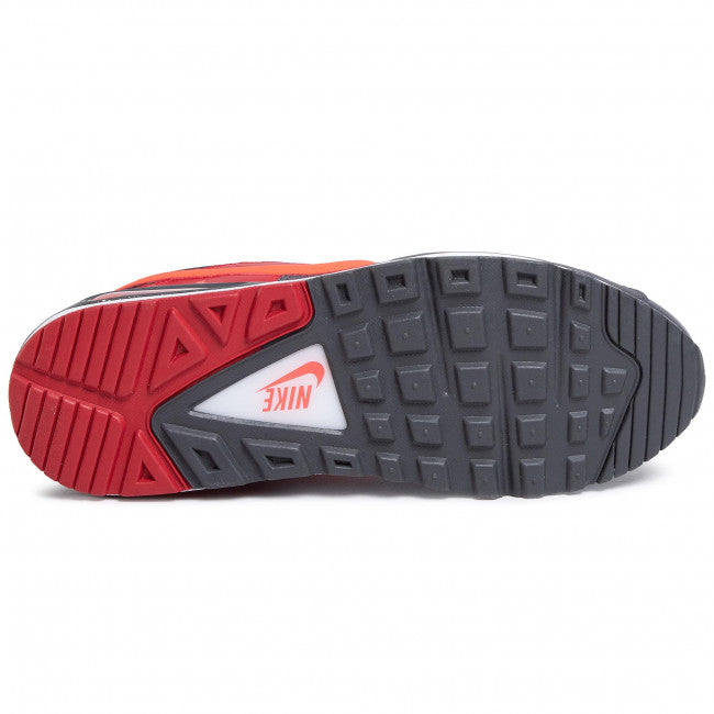 Nike Air Max Command, plus précisément dans son coloris classique combinant le gris platine, le rouge vif (Gym Red) et le blanc