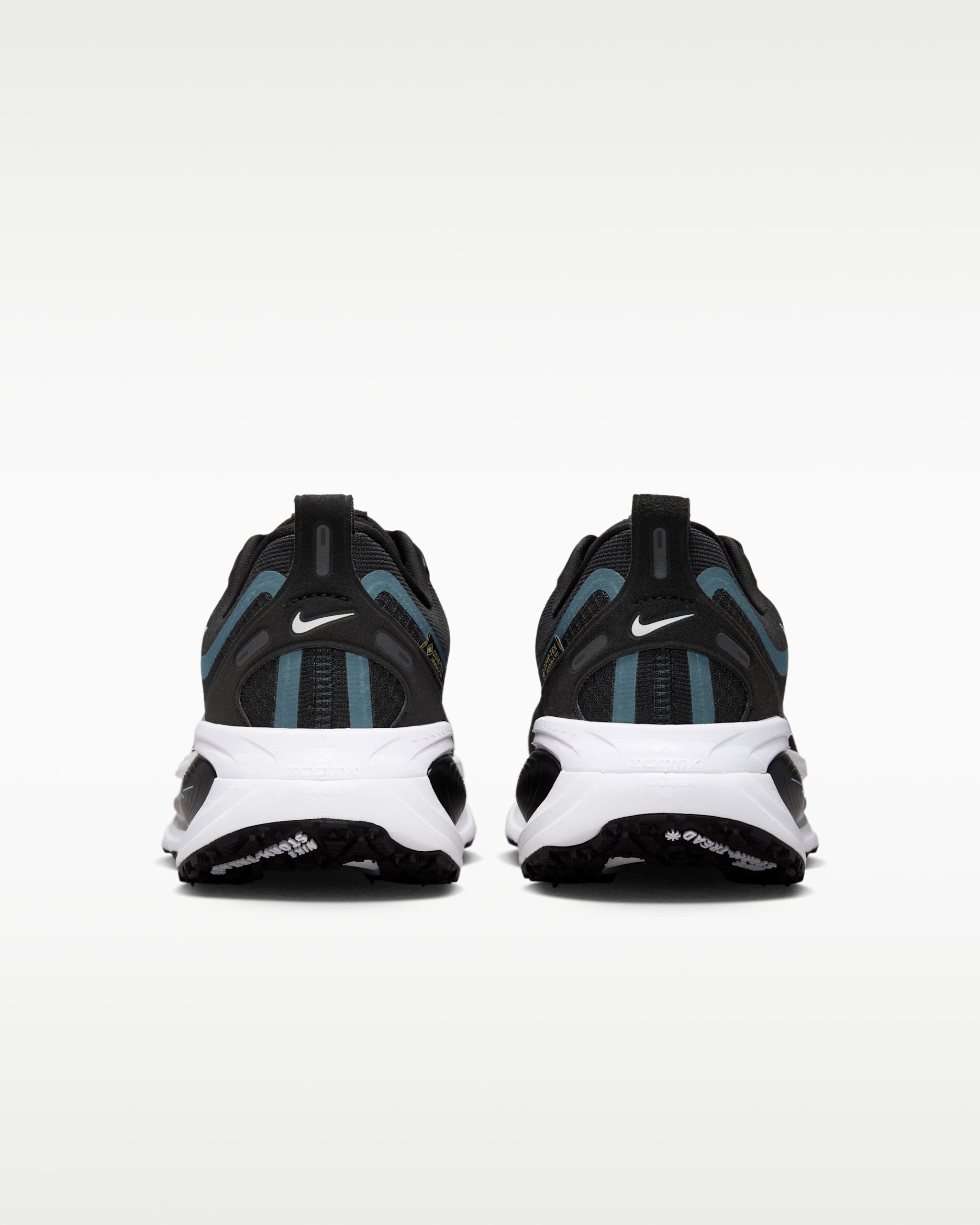 running Nike Vomero 18 GORE-TEX. Conçue avec une membrane en GORE-TEX pour garder les pieds au sec sous la pluie.