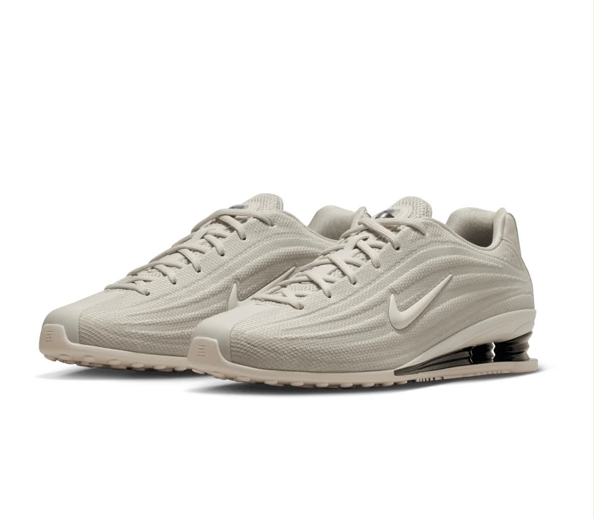 Nike Shox Z, ici présentée dans son coloris "Light Bone" / Beige