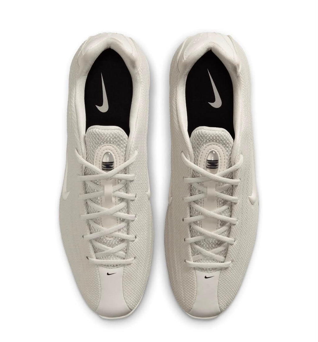 Nike Shox Z, ici présentée dans son coloris "Light Bone" / Beige