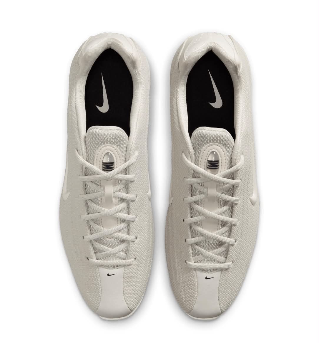 Nike Shox Z, ici présentée dans son coloris "Light Bone" / Beige