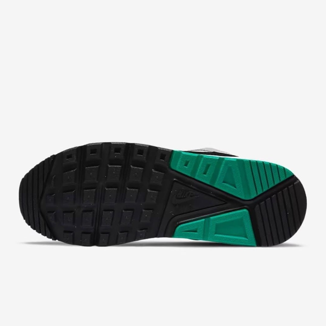 Nike Air Max Correlate arborent un coloris blanc avec des accents noirs et verts