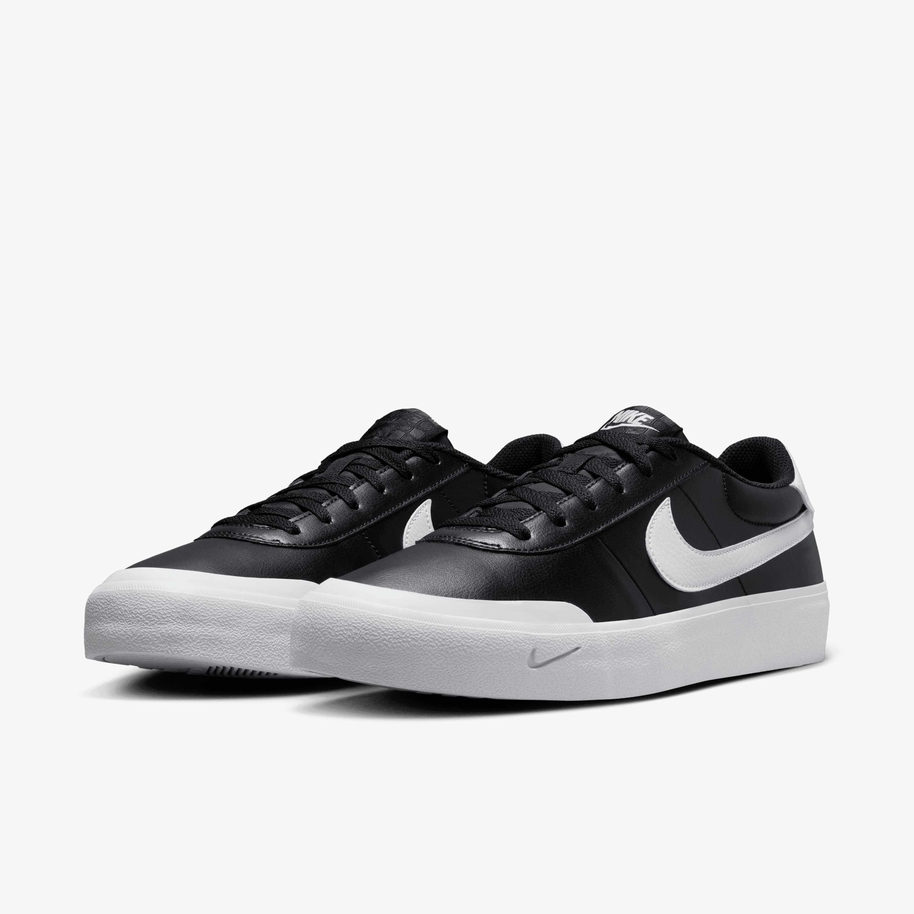 basket Nike Court Shot dans son coloris classique Noir/Blanc