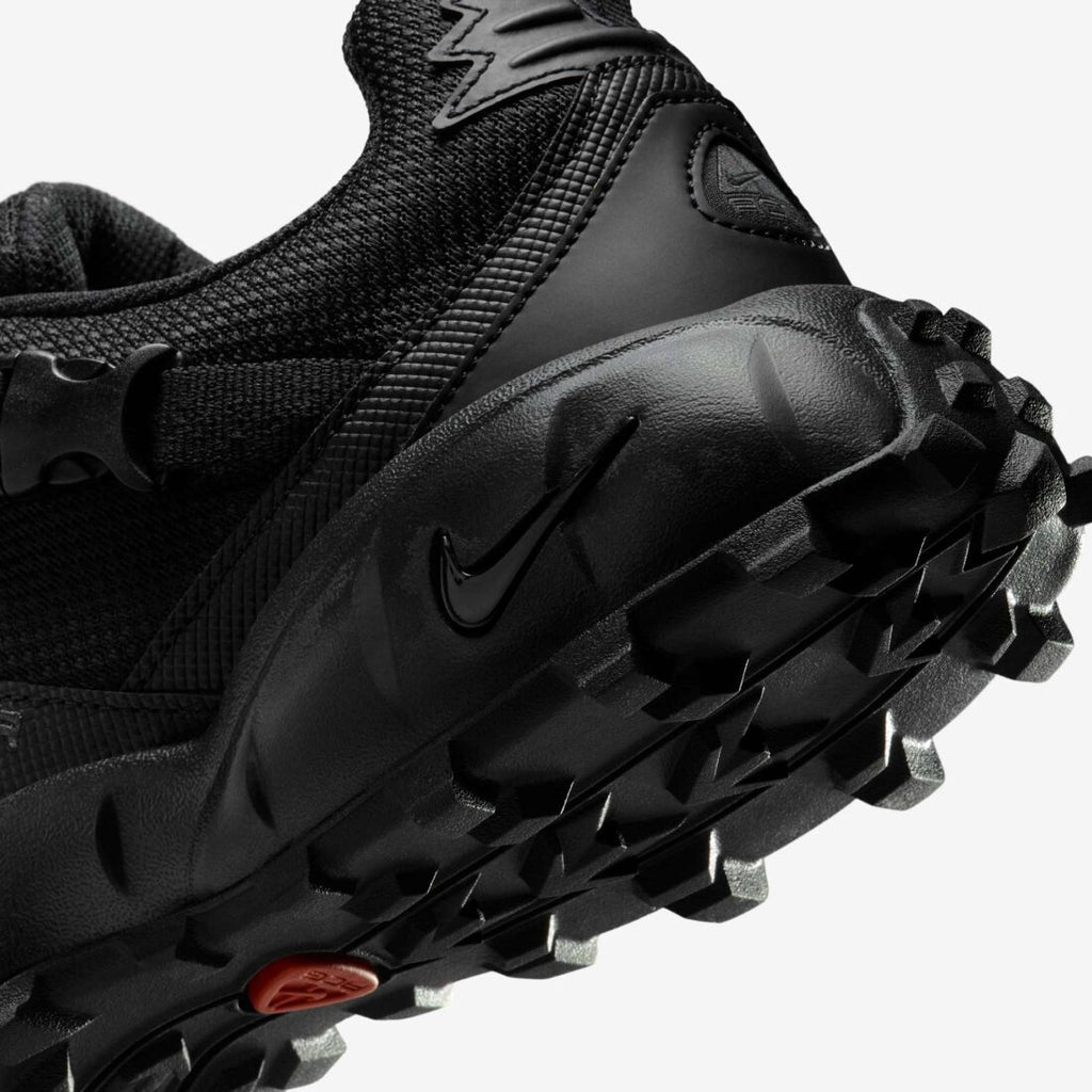 Nike ACG Phassad "Triple Black"Initialement commercialisé en 2003, ce modèle de trail running emblématique fait son grand retour