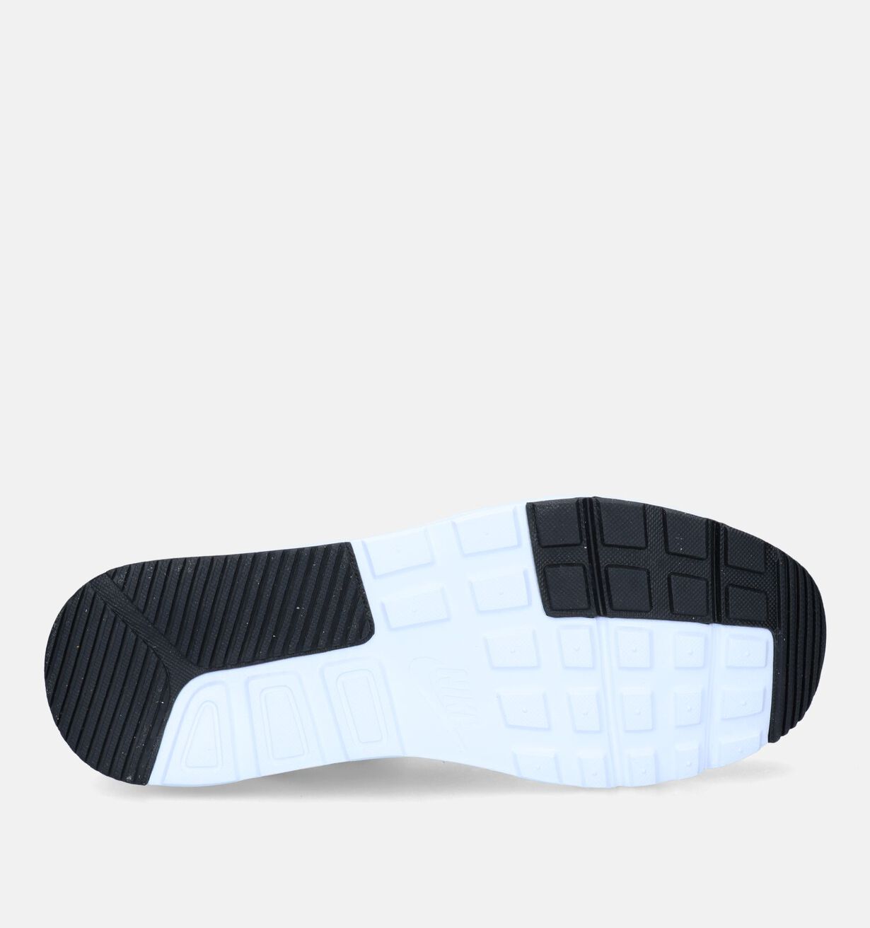Nike Air Max SC, caractérisée par sa tige en maille noire et son logo Swoosh blanc