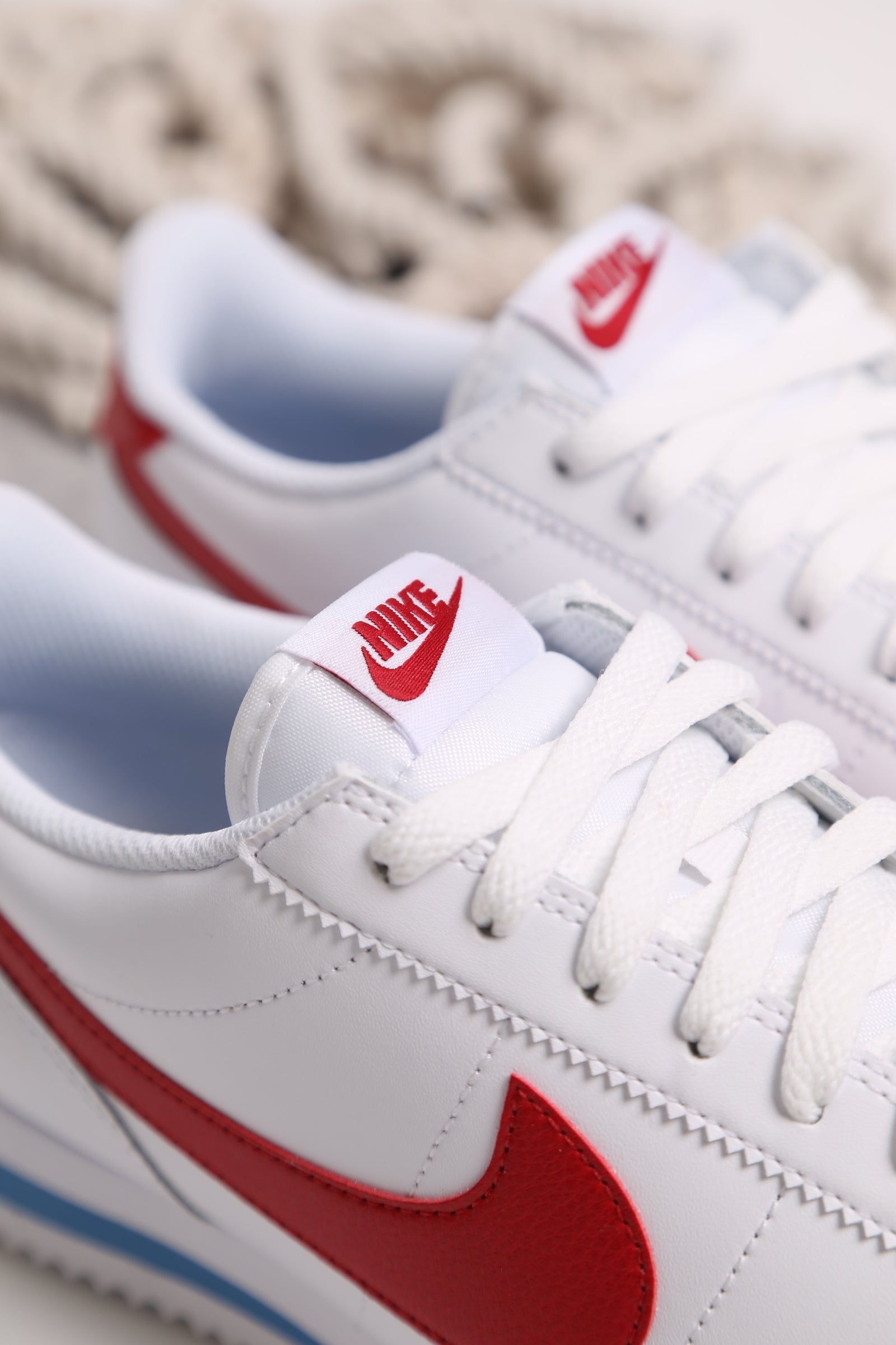 Nike Classic Cortez Leather, Créée à l'origine en 1972 par Bill Bowerman pour la course à pied, cette silhouette rétro en cuir souple arbore le grand logo Swoos