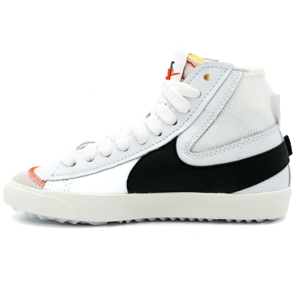Nike Blazer Mid '77 Jumbo sont caractérisées par un grand logo Swoosh noir sur le côté et une languette orange vif.