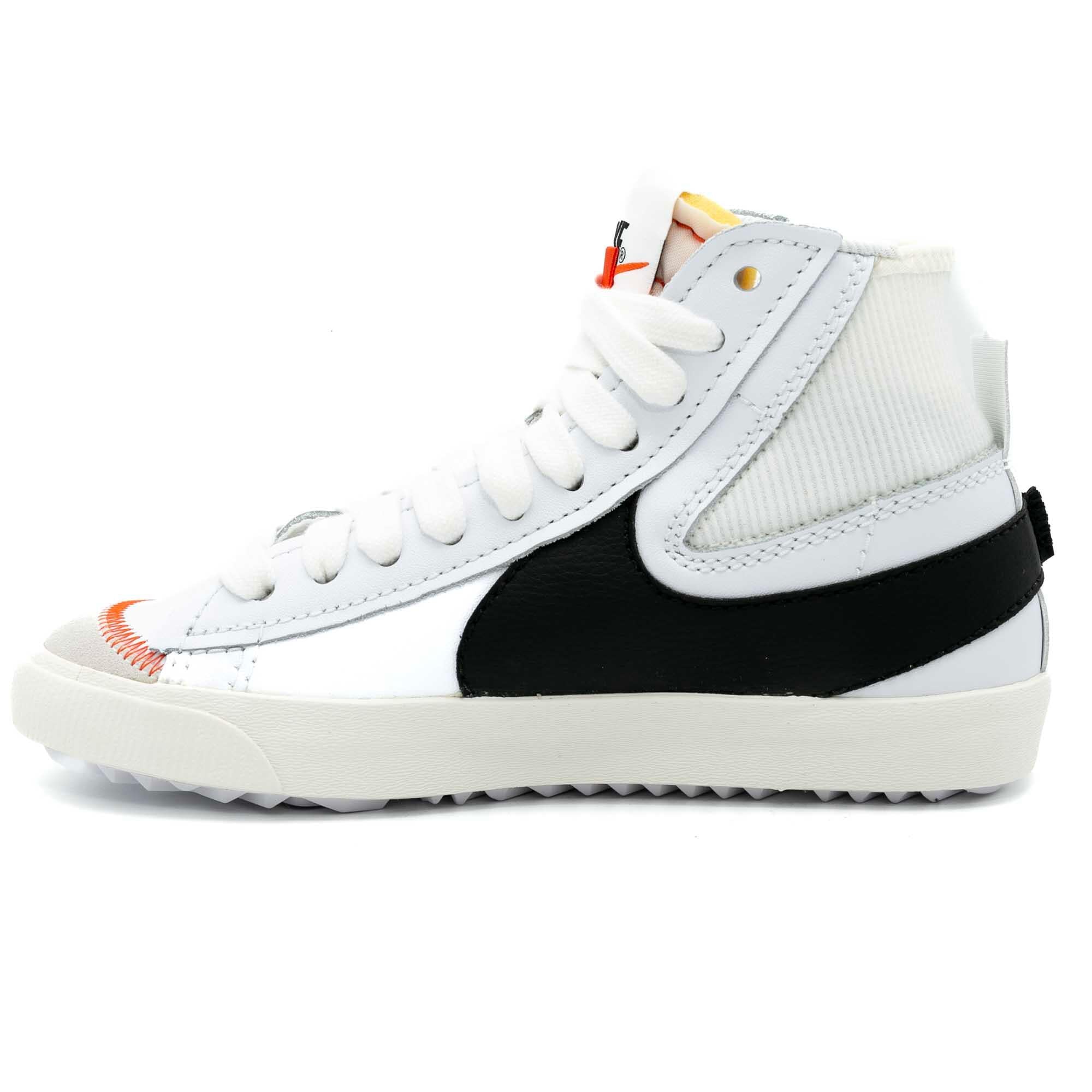 Nike Blazer Mid '77 Jumbo sont caractérisées par un grand logo Swoosh noir sur le côté et une languette orange vif.