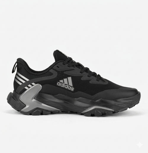 adidas Terrex Skychaser GORE-TEX, caractérisée par sa couleur noire avec les trois bandes blanches contrastées emblématiques et une membrane imperméable.