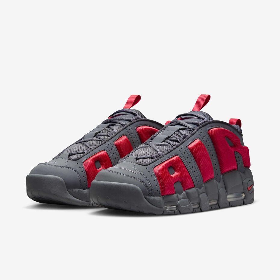 Nike Air More Uptempo Low, dans le coloris officiel Dark Grey / Light Crimson / Metallic Silver