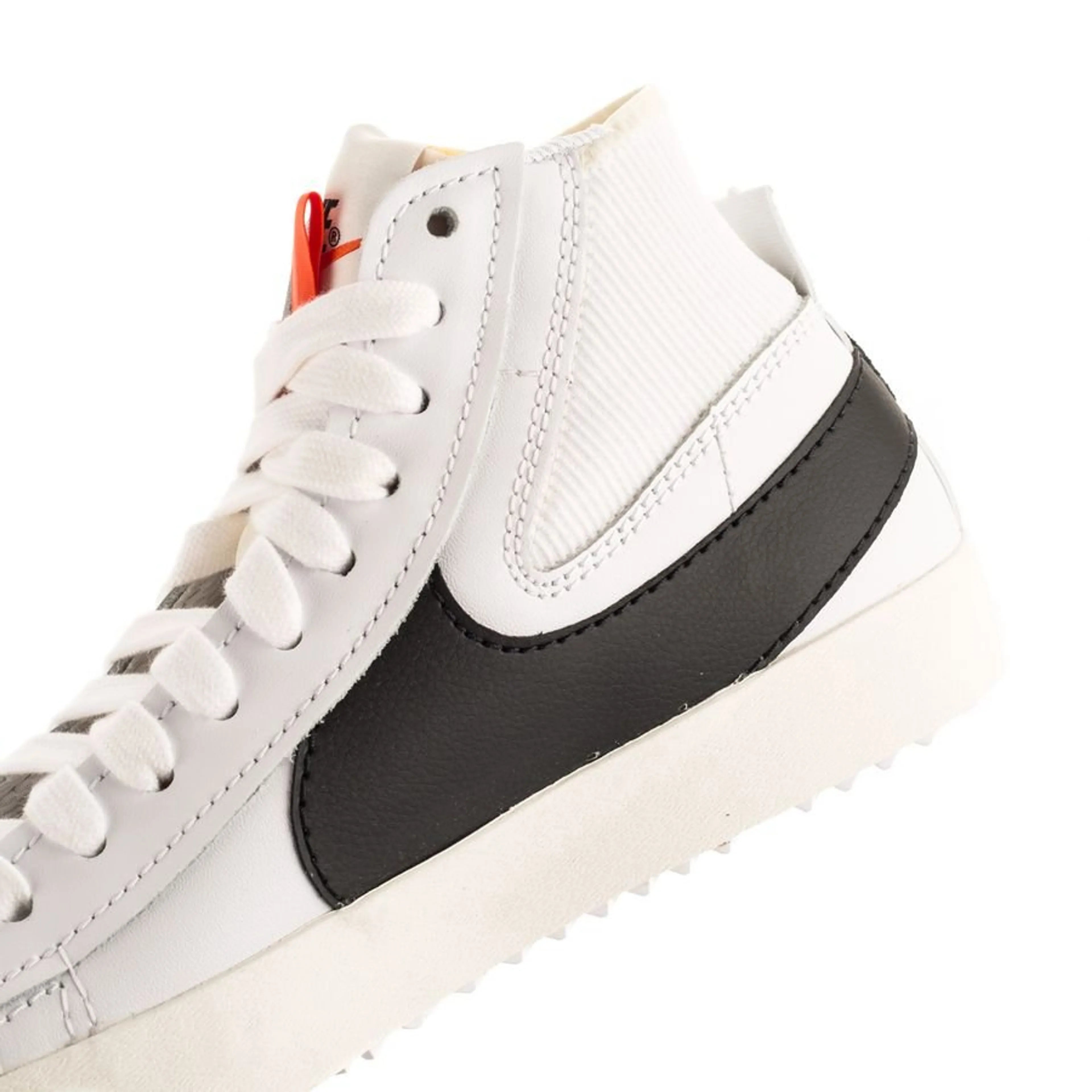 Nike Blazer Mid '77 Jumbo sont caractérisées par un grand logo Swoosh noir sur le côté et une languette orange vif.