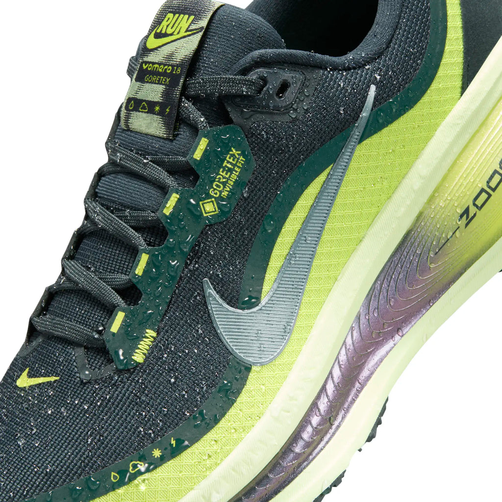 running Nike Vomero 18 GORE-TEX. Conçue avec une membrane en GORE-TEX pour garder les pieds au sec sous la pluie.