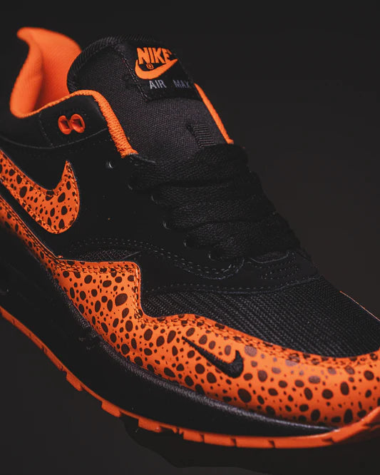 Nike Air Max 1 "Safari Orange and Black Grouper" (parfois répertoriée sous le code couleur noir et orange avec imprimé safari ou léopard)