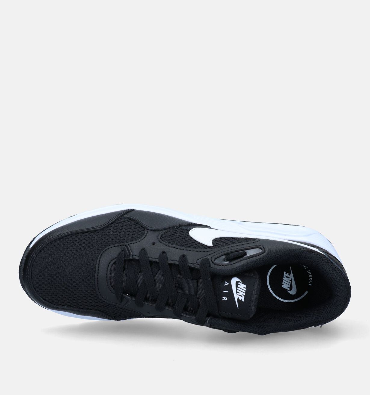 Nike Air Max SC, caractérisée par sa tige en maille noire et son logo Swoosh blanc