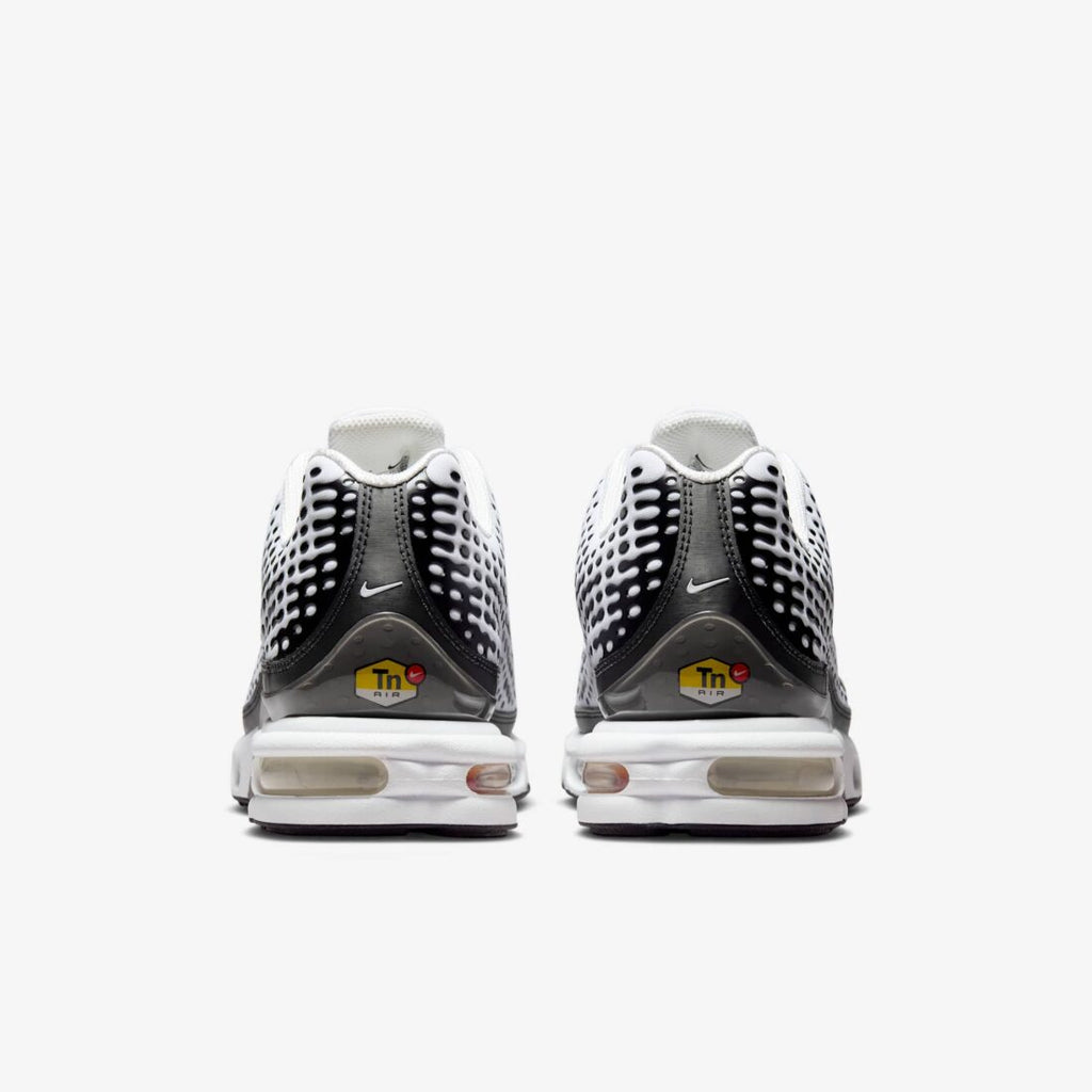 Nike Air Max Plus VII, repérables à leur motif de points noirs sur fond blanc