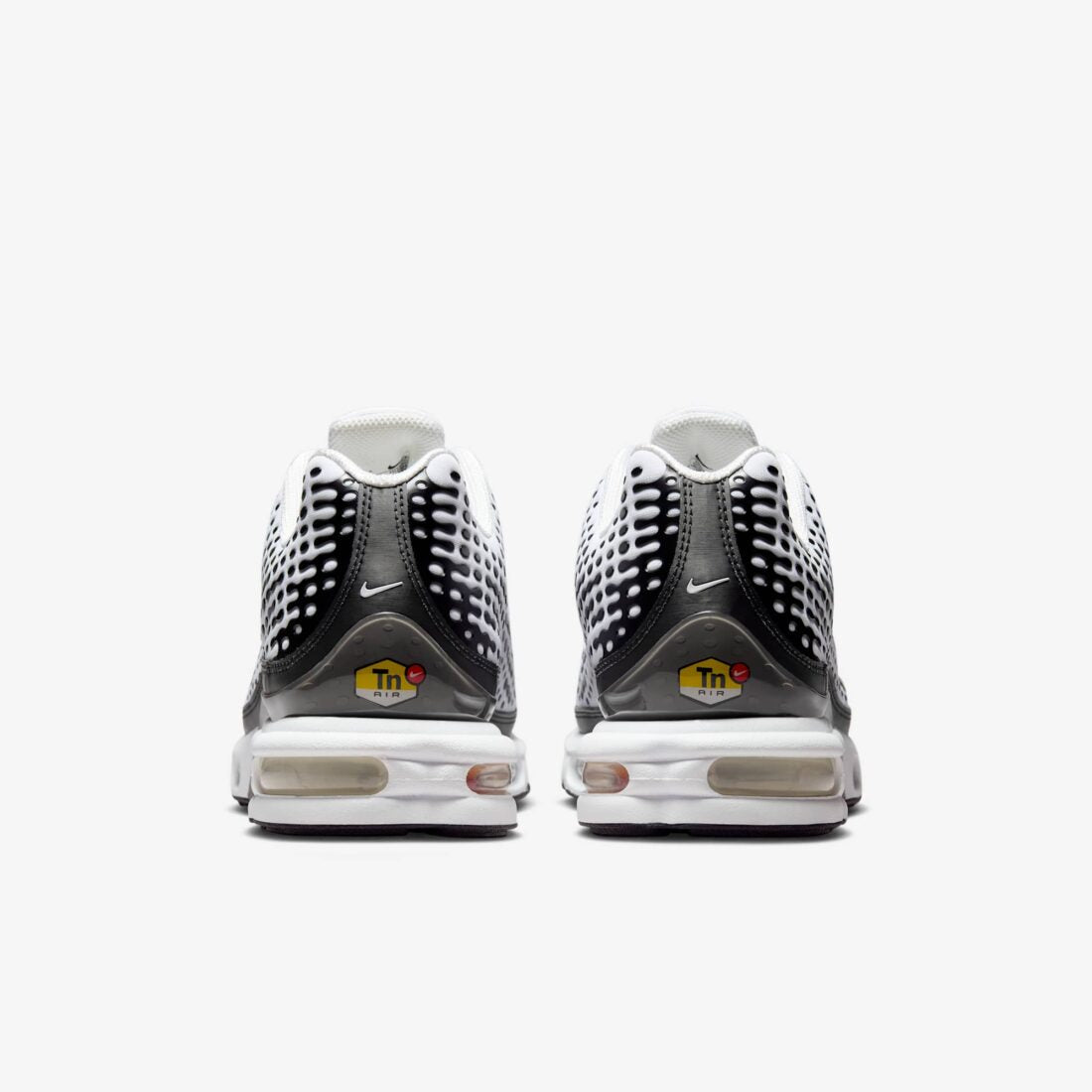 Nike Air Max Plus VII, repérables à leur motif de points noirs sur fond blanc