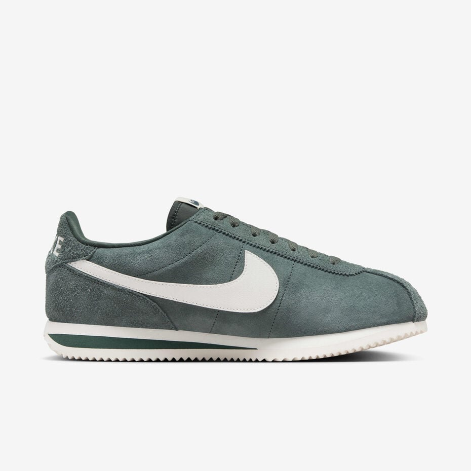 Nike Cortez "Vintage Green" (code style FZ3594-338), caractérisé par sa tige en daim vert et son swoosh blanc.