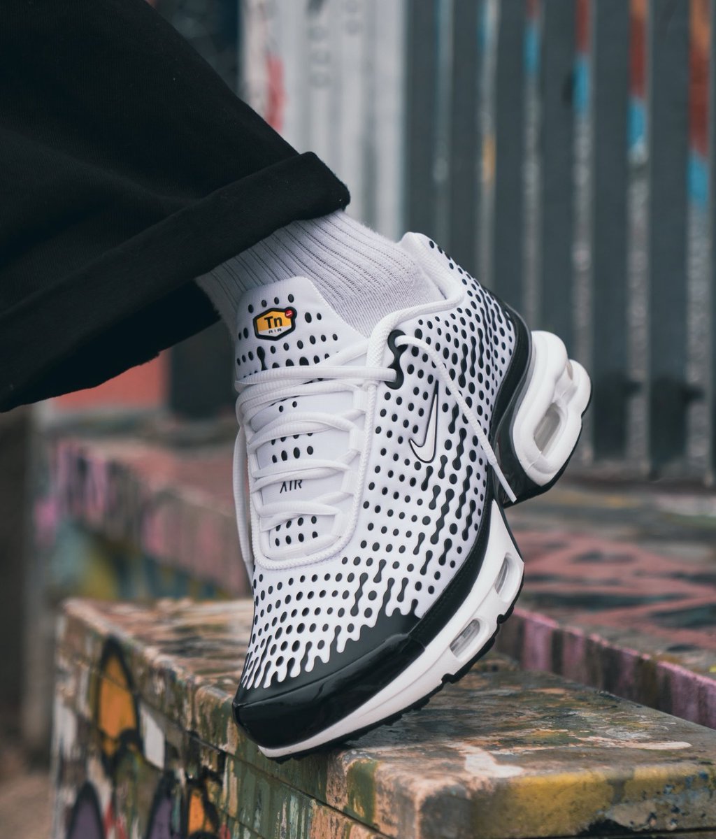 Nike Air Max Plus VII, repérables à leur motif de points noirs sur fond blanc