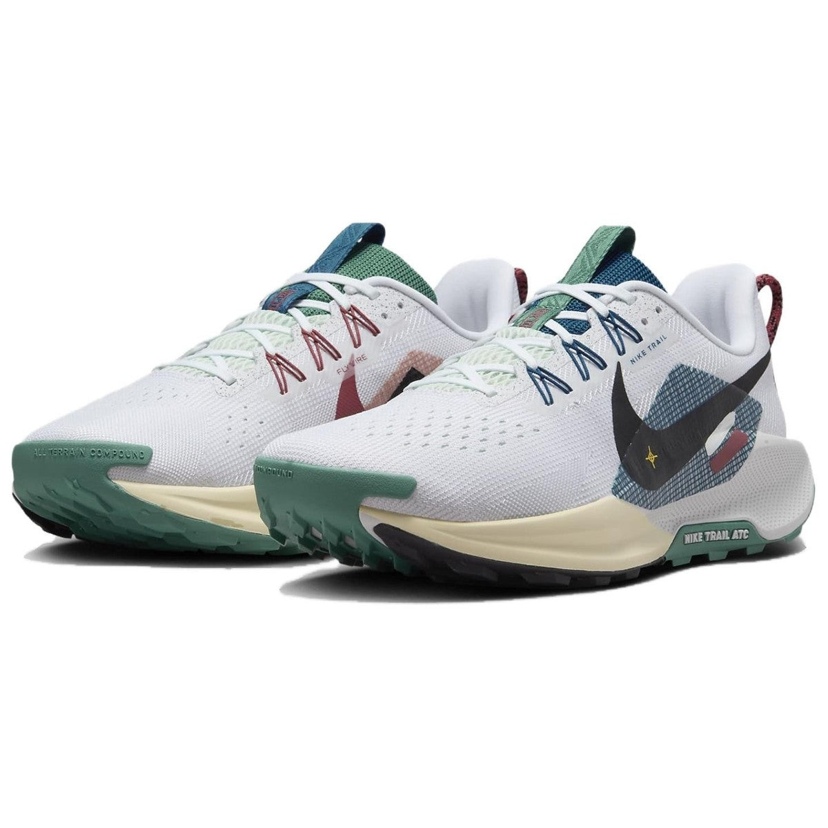 Nike Pegasus Trail 5 blanches avec des détails bleus et Cedar