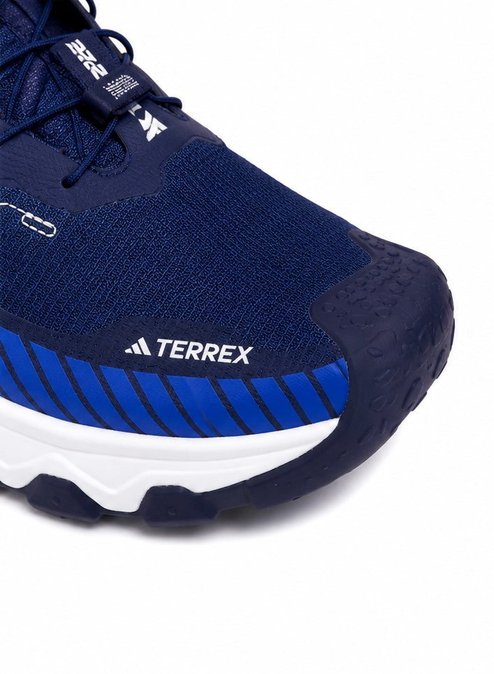 Adidas Terrex GORE-TEX pour une protection contre les éléments, reconnaissables à leur design robuste et fonctionnel, idéal pour les activités de plein air