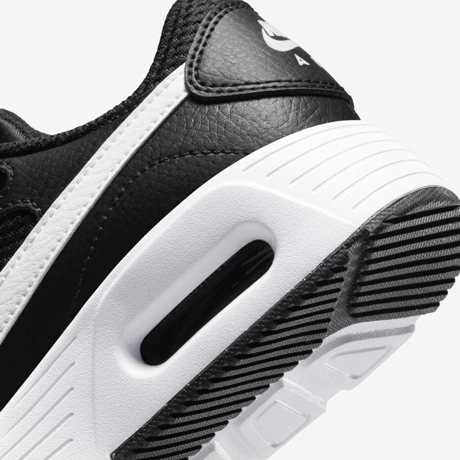 Nike Air Max SC dans le coloris classique noir et blanc.