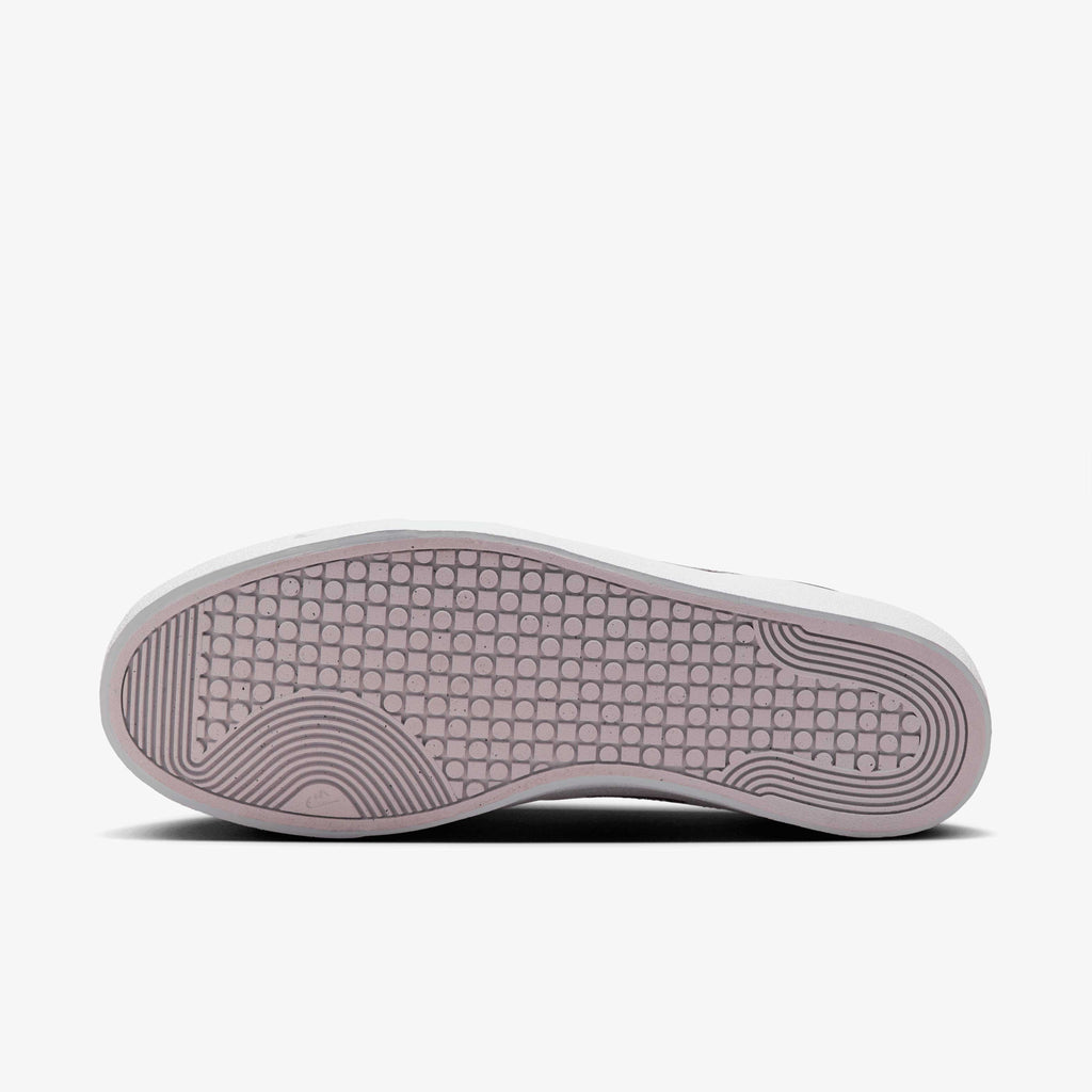 basket Nike Court Shot dans son coloris classique Noir/Blanc