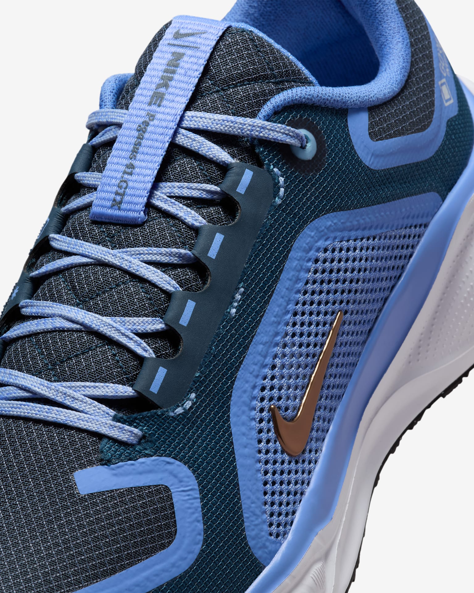 Nike Air Zoom Pegasus 41 GORE-TEX déclinée dans le coloris Cobalt Bliss / Metallic Red Bronze / Armory Navy